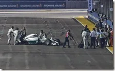 I meccanici spingono la Mercedes di Rosberg ai box