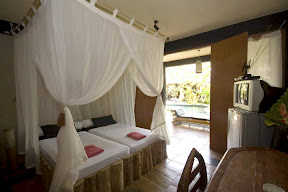 Camera da Letto con Vista Piscina