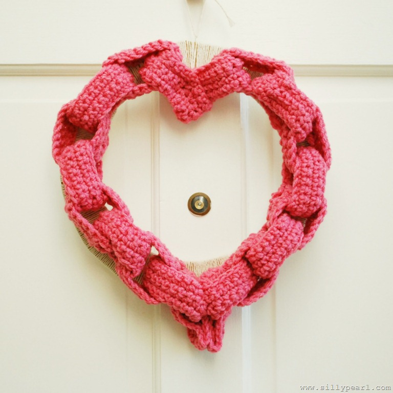 [Crocheted%2520Paper%2520Chain%2520Heart%2520Wreath%2520by%2520The%2520Silly%2520Pearl%255B3%255D.jpg]