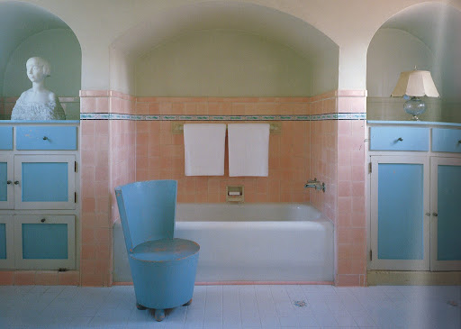 A 1936 Beverly Hills commission for the Countess di Frasso amazingly retained its Elise de Wolfe decor until 2007, when the house itself was razed. The master bath featured dramatic arched niches and a custom-designed Moderne tub chair. (Regency Redux, Rizzoli)
