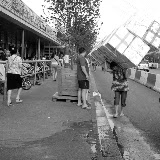 Shanghai - Marché poisson - Femme au chargement de boites