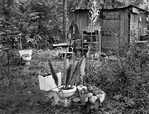 Alfred Lee Johnson garden, Eutaw, Alabama, 2001. Alfred Lee Johnson garden, Eutaw, Alabama, 2001.