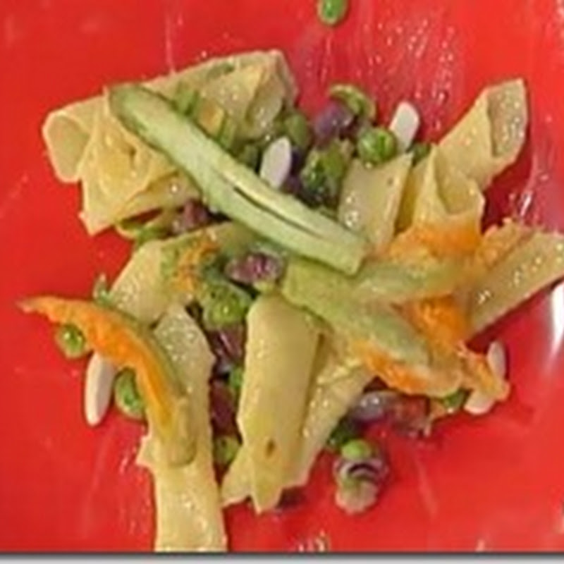 Garganelli con piselli, prosciutto, asparagi e fiori di zucca