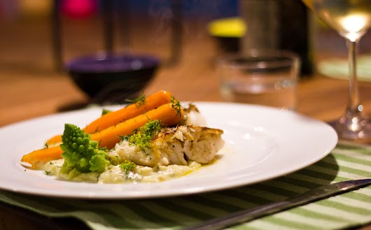 Skindstegt kulmule serveret med brandade med røget ål