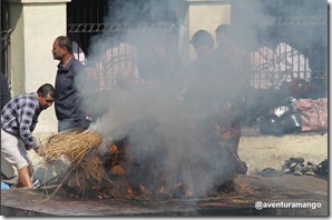 Cremação no Rio Bagmati em Kathmandu