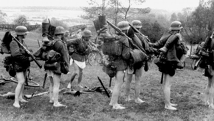 [German-Soldiers-preparing-for-a-rive.jpg]