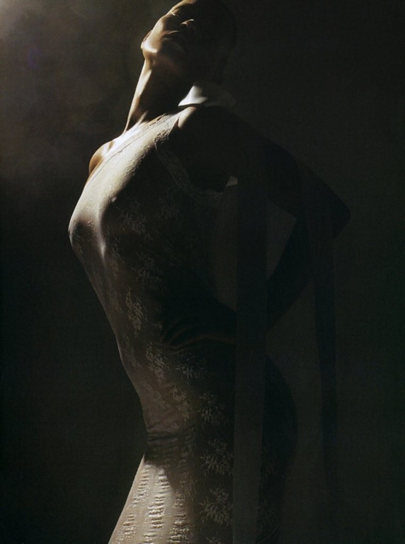 [Vogue-Italia-March-2006-kate-moss-by-mario-sorrenti-4%255B4%255D.jpg]
