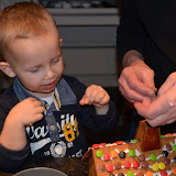2011-12-03 Edvin bygger pepparkakshus 017.JPG