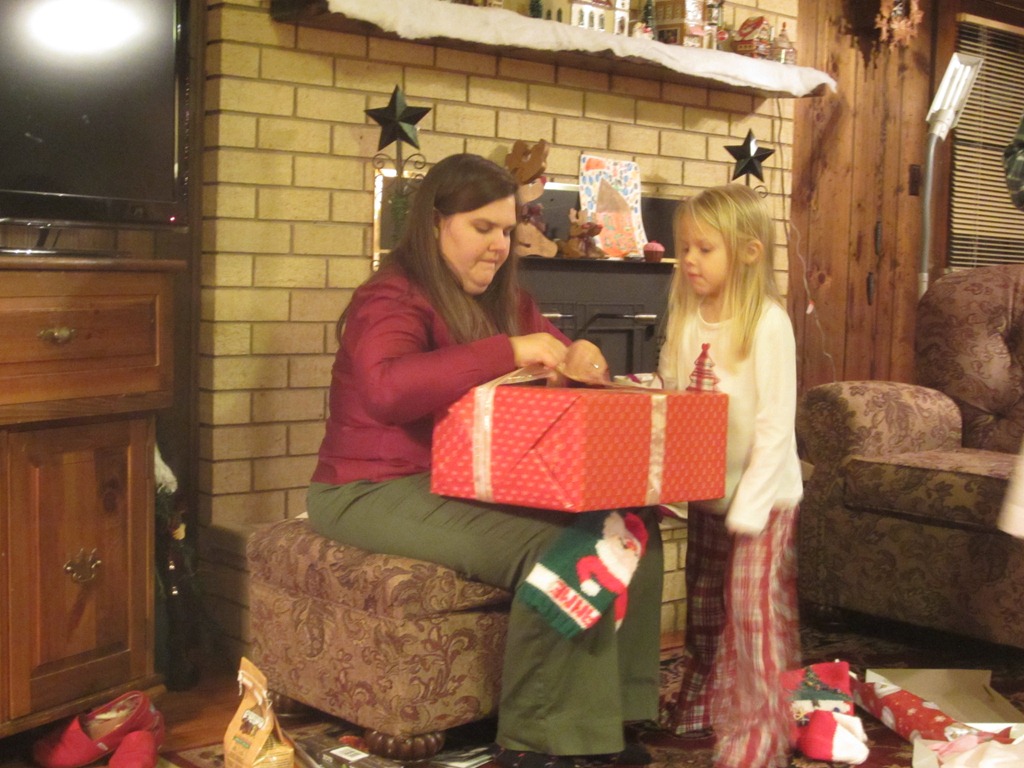 [DeAnne%2520%2526%2520Lauren%2520opening%2520gifts%255B3%255D.jpg]