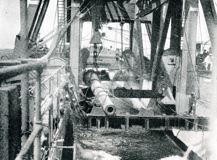 Maniobra de colocación de un cañón de 12 pulgadas sobre los calzos del KANGURO. Foto de la REVISTA GENERAL DE MARINA. Noviembre de 1924.JPG