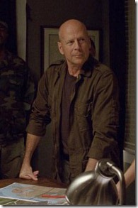Bruce Willis kigyúrt kopasz shotgunnal