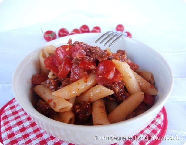 pasta pomodori secchi pomodorini insalata capperi peperoncino