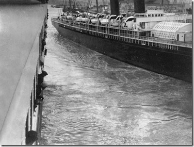 The New York Swinging towards the Titanic,