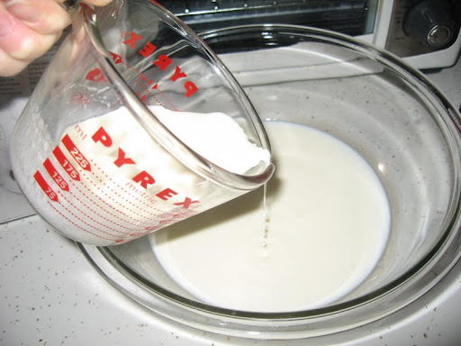 Combine heavy cream with whole milk in a medium-sized bowl.