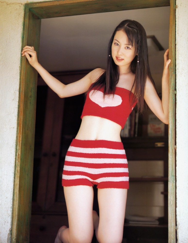 [rina-akiyama-in-red-white-striped-tube-top-cute-japanese-girl-hot-gravure-idol-love-me-slowly-photobook-scan-picture-03%255B3%255D.jpg]