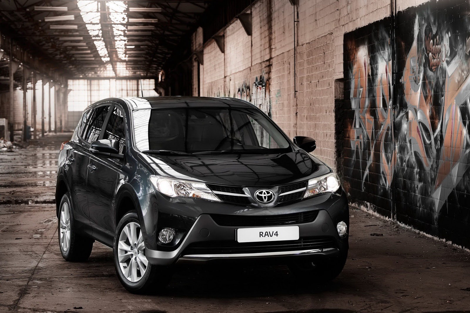 2013-Toyota-RAV4-SUV-8[2].jpg