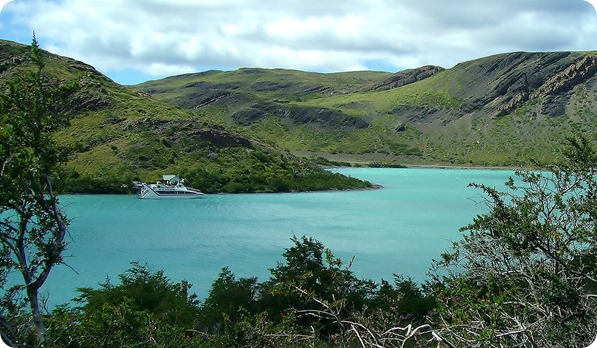 Lago Pehoé e o catamarã que realiza a travessia