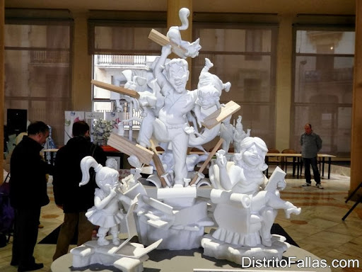 Falla Islas Canarias-Trafalgar. Lema: "Manual de instrucciones". Artista: Sergio Musoles.