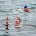 В Севастополе моржи устроили заплыв с крестом