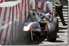 La Sauber di Perez dopo l'impatto con le barriere