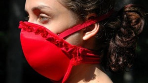 [soutien-gorge-masque-gaz_2%255B6%255D.jpg]