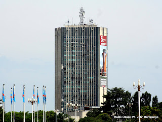  – Au centre, une vue  actuelle  du tour administratif de la radio télévision nationale congolaise (RTNC), situé dans la commune de Lingwala, à Kinshasa. Radio Okapi/ Ph. John Bompengo
