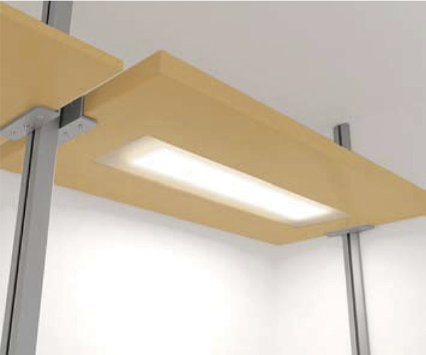 Entrepaño regulable de madera de maple o melamina, con luz y ménsula metálica para sujeción.
