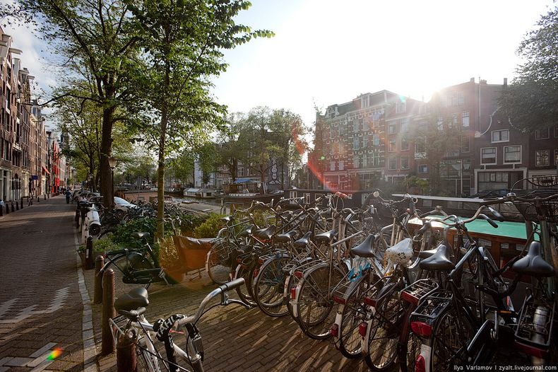 فقط في امستردام .. عدد الدراجات الهوائية يفوق عدد السكان Amsterdam-bicycles-6%25255B5%25255D