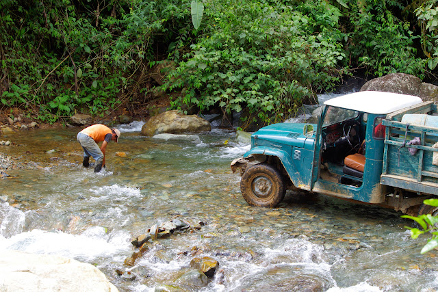 Passage de gué au Nord de San Miguel de Chontal (Imbabura, Équateur), 11 décembre 2013. Photo : J.-M. Gayman