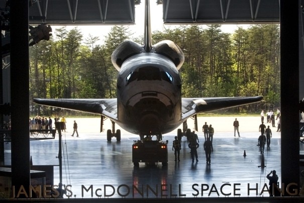 [Space-shuttle-Discovery-gets%2520red-carpet-treatment-at-Air-and-Space-Museum%255B2%255D.jpg]
