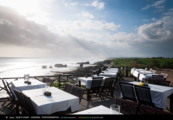 Dinner at sunset over the cliff at Tanah Lot | © 2012 Huey-Chiat Cheong Photography