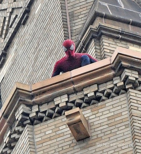 Gwen Stacy Goes on a Dog Walk in The Amazing Spider-Man 2 Set Photos 04