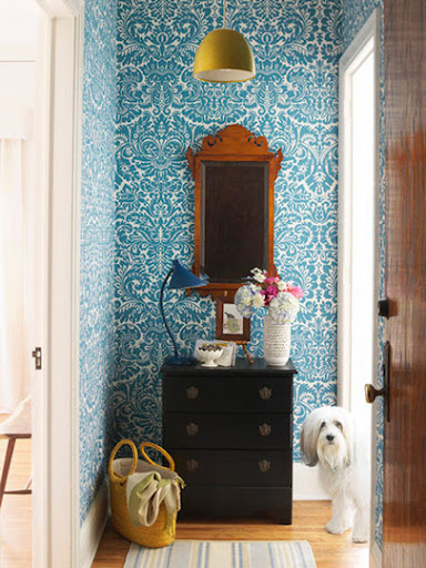 A bold wallpaper works well in this small entryway. (apartmenttherapy.com) A bold wallpaper works well in this small entryway. (apartmenttherapy.com)