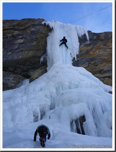 Cascada de Hielo Supernova 40m WI5  90º-95º (La Ripera, Pirineos) (Isra) 8078