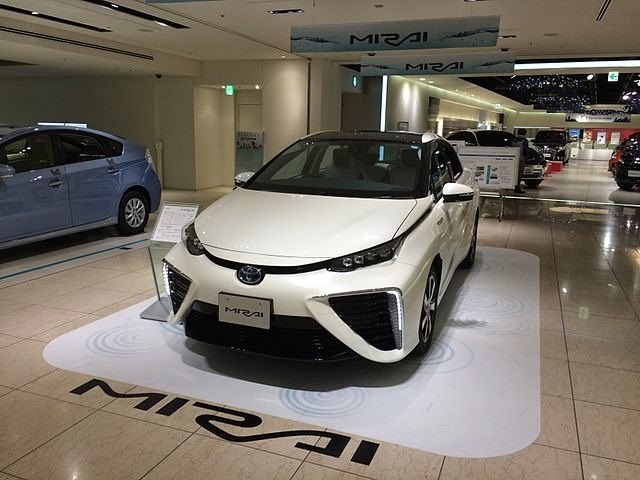 [640px-Toyota_mirai-12.jpg]