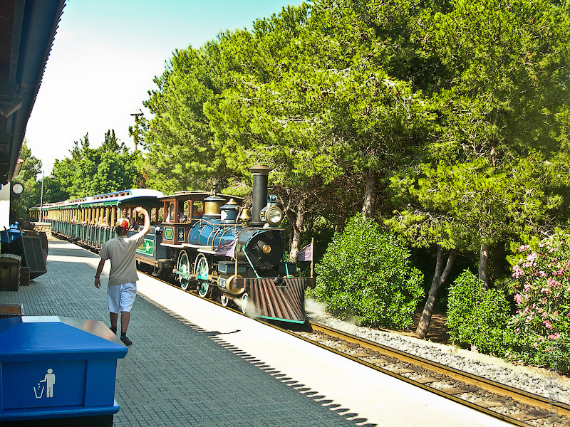 40. Порт Авентура. Port Aventura. Salou. Costa Dorada. Spain. Прибытие поезда. 40. Порт Авентура. Port Aventura. Salou. Costa Dorada. Spain. Прибытие поезда.