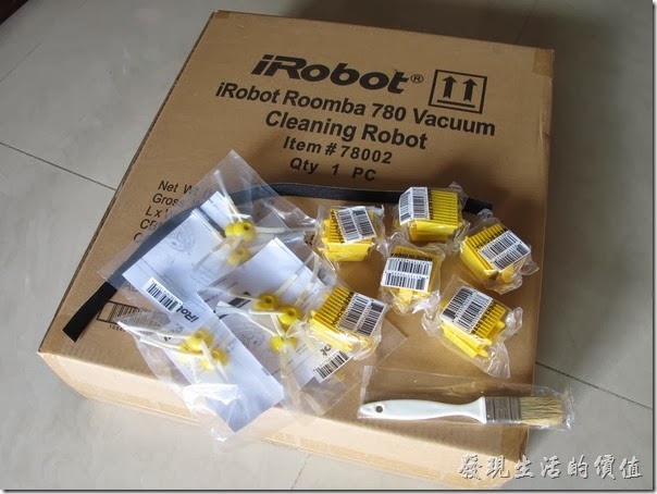 這是在網路上購買的【iRobot roomba 780】掃地機器人，贈送iRobot原廠三腳邊刷9支、iRobot原廠HEPA濾網12顆、防撞邊條、清潔刷。其中濾網及三腳刷都是消耗品。 