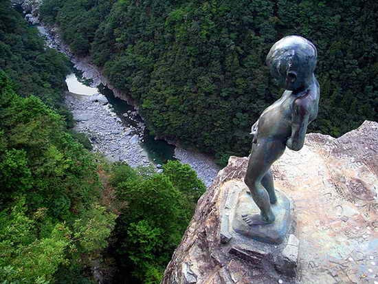 Tribute-To-Peeing-Statues-87