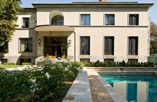 I love how austere the architecture is. I love how austere the architecture is.