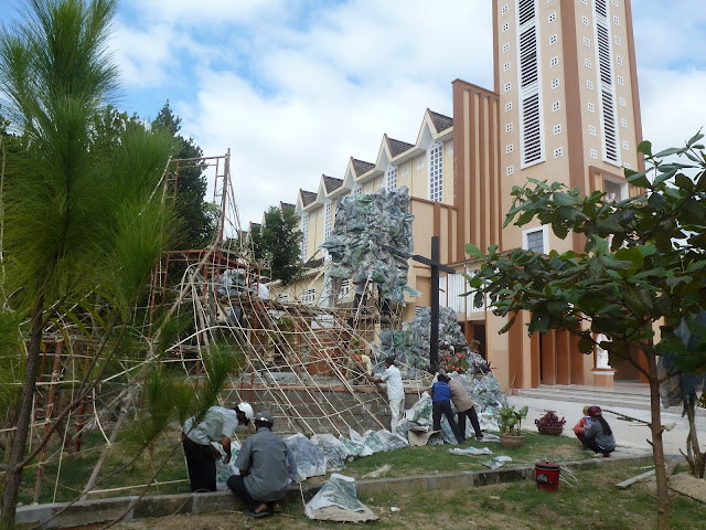 Hình ảnh giáo xứ Quảng Ngãi chuẩn bị mừng lễ Giáng Sinh năm 2012
