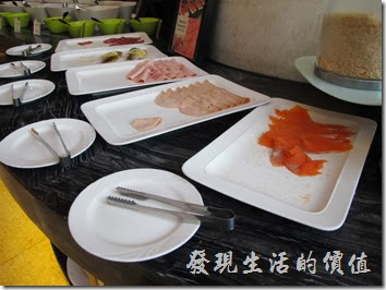 上海-齊魯萬怡大酒店。飯店早餐的菜色。