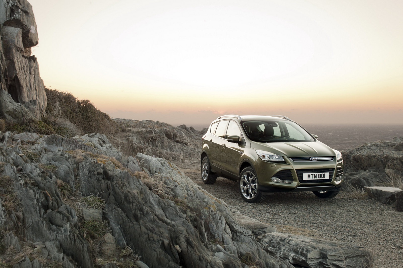 2012-Ford-Kuga-8[2].jpg