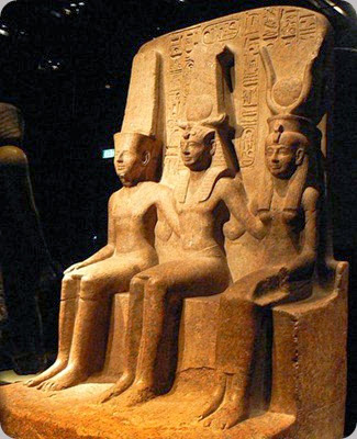 museo egizio torino Triad_of_Ramesses_II_with_Amun_and_Mut