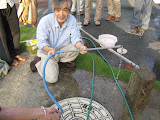 水撃ポンプの説明をする橋爪氏