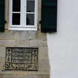 Saint Just, le tipiche decorazioni che adornano le case basche.