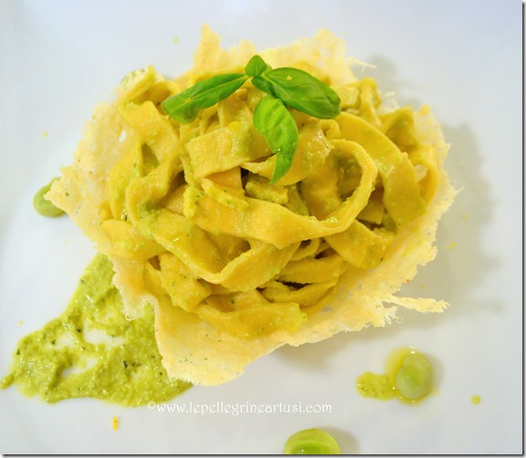 tagliatelle al pesto di fave in cesto di parmigiano
