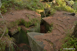 Většinový názor se však přiklání k přirozenému vzniku. Stejně jako trhliny jsou následkem posuvů. Beskydy jsou součástí flyšového pásma a skládají se z tzv. godulských pískovců, jejichž vlastností je častý vznik trhlin, dutin a podzemních prostorů, které se souhrnně nazývají  pseudokras.