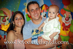 Álbum de fotos de 1 Ano de Davi do estúdio Foto Arte Digital, de Itaborái, RJ, que faz fotografia de casamentos (fotos de casamento), fotos de aniversário (fotografia de aniversário), fotos de 15 anos, fotos de crianças (fotografia infantil), fotos de eventos sociais, vídeos de casamento, vídeos de 15 anos, vídeos de making-of, vídeos de aniversário, vídeo infantil (vídeo de crianças) e vídeos de eventos sociais. Fotojornalismo e videojornalismo em Itaboraí, RJ. Album (digital) de fotos de 1 Ano de Davi do estudio Foto Arte Digital, de Itaborai, RJ, que faz fotografia de casamentos (fotos de casamento), fotos de aniversario (fotografia de aniversario), fotos de 15 anos, fotos de criancas (fotografia infantil), fotos de eventos sociais, videos de casamento, videos de 15 anos, videos de making-of, videos de aniversario, video infantil (video de criancas) e videos de eventos sociais. Fotojornalismo e videojornalismo em Itaborai, RJ.