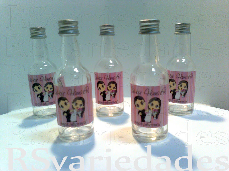 Garrafinha personalizada
: R$ 3,50 - personalizada cheia / cento: R$330,00.
: R$ 2,50 - personalizada vazia / cento: R$230,00.
: min. 40 unids para ambas as opções.
: Medidas= 11,5x3,5 cm.
: Capacidade= 55ml.
: Opcional lacinho de cetim no gargalo: R$ 0,50 unid.
: Devido a periculosidade, somente comercializamos a garrafinha vazia para envios via Correios.
: As garrafinhas possuem tampa de rosca o que possibilita o preenchimento do conteúdo após o recebimento da encomenda. Garrafinha personalizada
: R$ 3,50 - personalizada cheia / cento: R$330,00.
: R$ 2,50 - personalizada vazia / cento: R$230,00.
: min. 40 unids para ambas as opções.
: Medidas= 11,5x3,5 cm.
: Capacidade= 55ml.
: Opcional lacinho de cetim no gargalo: R$ 0,50 unid.
: Devido a periculosidade, somente comercializamos a garrafinha vazia para envios via Correios.
: As garrafinhas possuem tampa de rosca o que possibilita o preenchimento do conteúdo após o recebimento da encomenda.