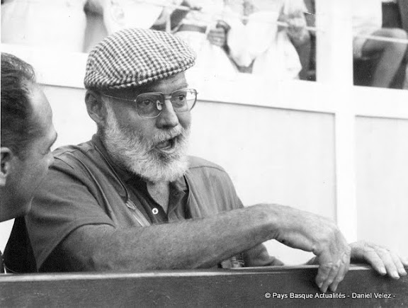 Arènes de Bayonne été 1959, Jean VELEZ réalise ce portrait d'Ernest Hemingway